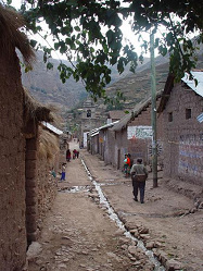 Sarhua, calle con canales