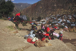 Sarhua, mujeres ind�genas lavando la ropa
                        encima del pueblo