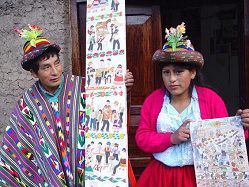 Sarhua, papa ind�gena ("indio")
                        con hija con tablas pintadas