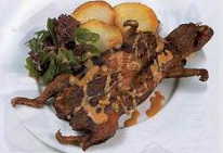 Ayacuchanisches Gericht: Gebratenes
                        Meerschweinchen (cuy chactado)
