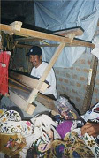 Ayacucho: Ciriaco Sosa am Webstuhl in
                        seiner Werkstatt / Ciriaco Sosa al telar en su
                        taller / Ciriaco Sosa at his loom in his
                        workshop