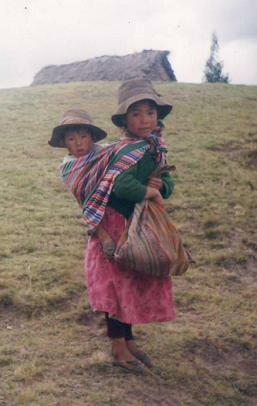 Milpo (Millpo), M�dchen mit Baby auf dem
                        R�cken / chica con bebe en la espalda / girl
                        with baby on the back