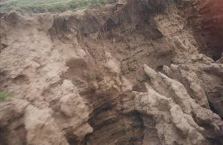Strassenabhang mit starker Erosion
