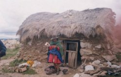 Abuela antes del dormitorio, tirando lana