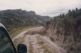 Miserabler Wegezustand / Strassenzustand und
                      starke Erosion am Strassenabhang