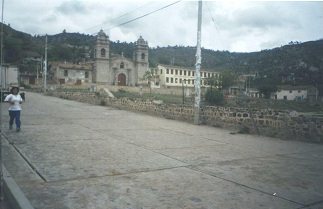 Erst
jetzt sieht man die Kirche richtig, die Kirche
"Santa Ana" Erst jetzt sieht man die Kirche richtig,
die Kirche "Santa Ana"