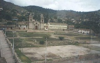 Die Kirche "Santa
Ana" mit Vorplatz, Sicht vom Dach des
Hauses der Familie Gallardo Die Kirche "Santa Ana" mit
Vorplatz, Sicht vom Dach des Hauses der Familie
Gallardo
