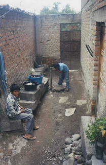 Haus der Werkst�tte von Ciriaco Sosa, die
                        S�hne am einzigen Wasserhahn des Hauses