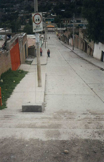 Die steile Pasaje Alameda Bolognesi