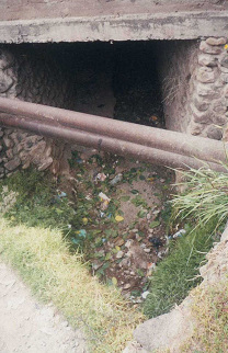 Abfall im Flussbett unter der Br�cke