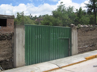 Der Eingang zum Hof des Hauses an
                                der Palmenallee 301 (Avenida Las
                                Palmeras 301)