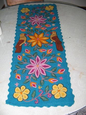 Grosser
                        Tischl�ufer in Blau (90 Soles, 34 Dollar)