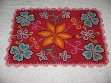 Tischuntersetzer in Rot (30 Soles, 12
                        Dollar)