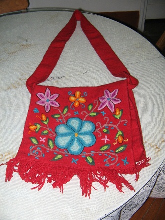 Blumentasche in Rot (45 Soles, 17 Dollar)