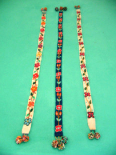 Blumenb�nder (als G�rtel, Schmuckb�nder
                        oder als T�rschmuck etc.), in Weiss und Blau (15
                        Soles, 6 Dollar)