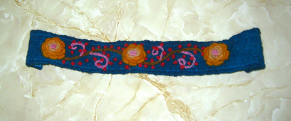 Blumen-Stirnband gestickt (10 Soles, 4
                          Dollar)