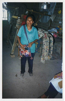 Victoria Sosa mit gewebter Tasche mit
                        Vogelmotiven