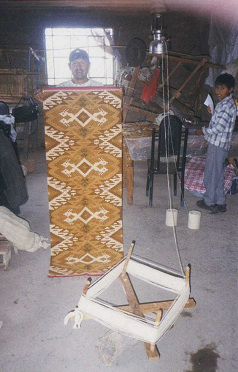 Ciriaco Sosa mit Wandteppich (span. tapiz)