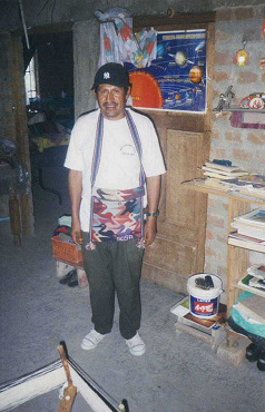 Ciriaco Sosa mit gewebter Tasche mit
                        Vogelmotiven mit Signatur "Sosa"