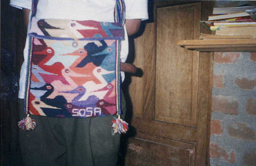 Gewebte Tasche mit Vogelmotiven mit
                        Signatur "Sosa", Nahaufnahme