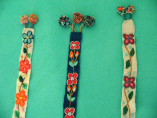 Artesanía de
Ayacucho: bandas bordadas en blanco y en azul,
puntas Artesanía de Ayacucho: bandas bordadas en
blanco y en azul, puntas