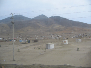 Panamericana Sur, cerros de desierto ocupado 03