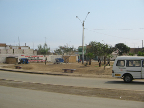 Chilca, parque con moto taxis y con una
                          combi para el puente Pucusana