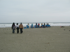 Chilca, la playa con pescadores, vista de
                          lejos 01