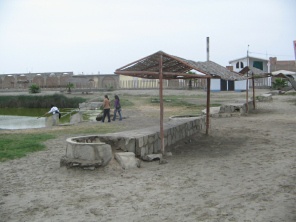 Chilca, bancos con techo cerca de la
                          laguna medicinal no. 3