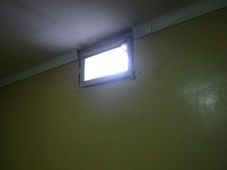 El cuarto con la ventana peque�a
                                  cerrada