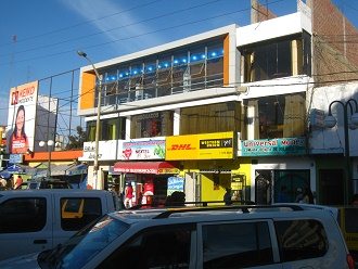 Jir�n Aguirre con Western Union, abogados
                          y un club gym
