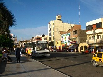 Jir�n Villavicencio con bus
                          universitario