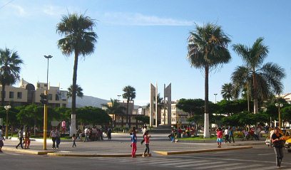La plaza de Armas de
                                Chimbote con fontana