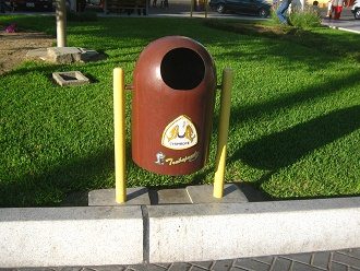 Cubo de basura con logotipo de Chimbote