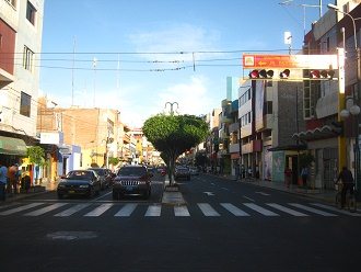 El cruce de la avenida Bolognesi con el
                          jir�n Palacios