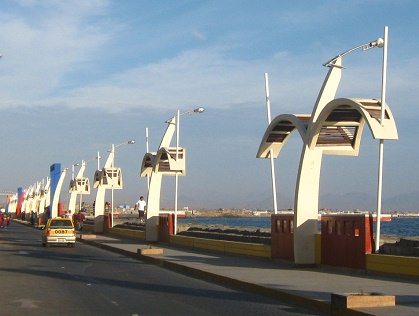 Bancos del malec�n de Chimbote con vista,
                          primer plano