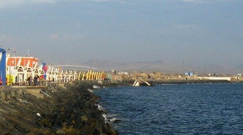 Plataforma con vista con plaza Grau y
                            barco varado y zozobrado