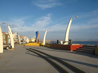 Hilera de farolas en el malec�n de
                          Chimbote