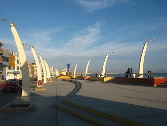 Acera con farolas