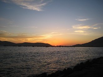 Puesta del sol en la bah�a de Chimbote
                            12