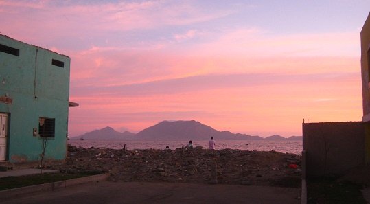 Vista con el cielo rosado