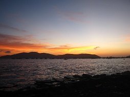 Vista con cielo amarillo a la
                                    bah�a de Chimbote con la isla Blanca
                                    02