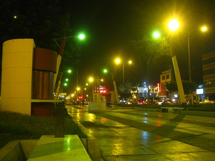 La avenida de la Torre con su bulevar
                            en la noche despu�s de la cena