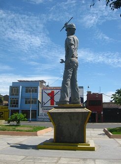 Monumento SiderPer� con un obrero
                                  con instrumentos, vista lateral