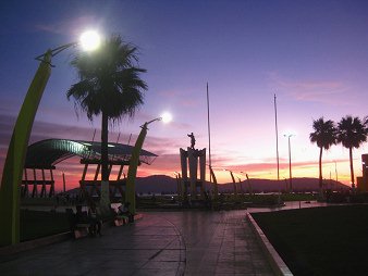Das Denkmal am Grauplatz am
                                  Abend