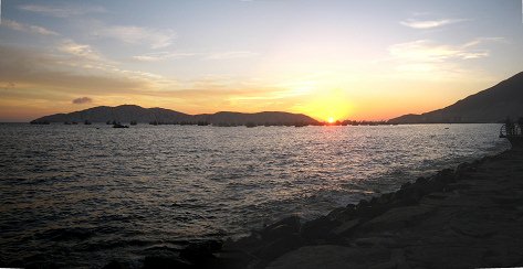 La puesta
                                            del sol en la bah�a de
                                            Chimbote, foto panor�mica
                                            con la isla Blanca