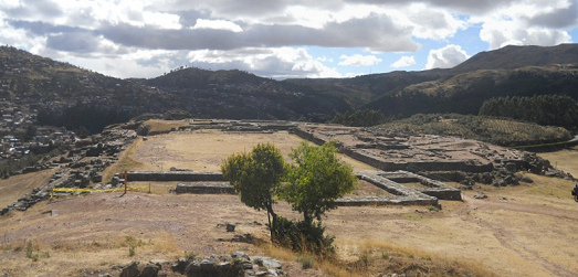 Cusco
                                      Sacsayhuam�n: Die Terrassenstufe
                                      4: Fundamente und Aussicht - die
                                      kriminell-rassistischen
                                      Christenschweine haben alle
                                      Geb�ude zerst�rt