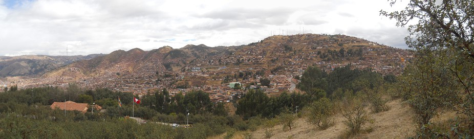 Sicht
                vom kleinen Steinbruch von Sacsayhuam�n auf Cusco und
                die Berge rundrum, Panoramafoto