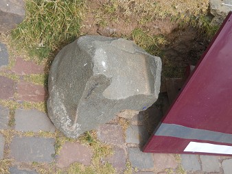 Kleiner Steinbruch von
                Sacsayhuam�n, ein geschnittener Stein