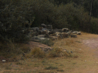Kleiner
                Steinbruch von Sacsayhuam�n, geschnittene Steine an
                einem Ort zusammengetragen